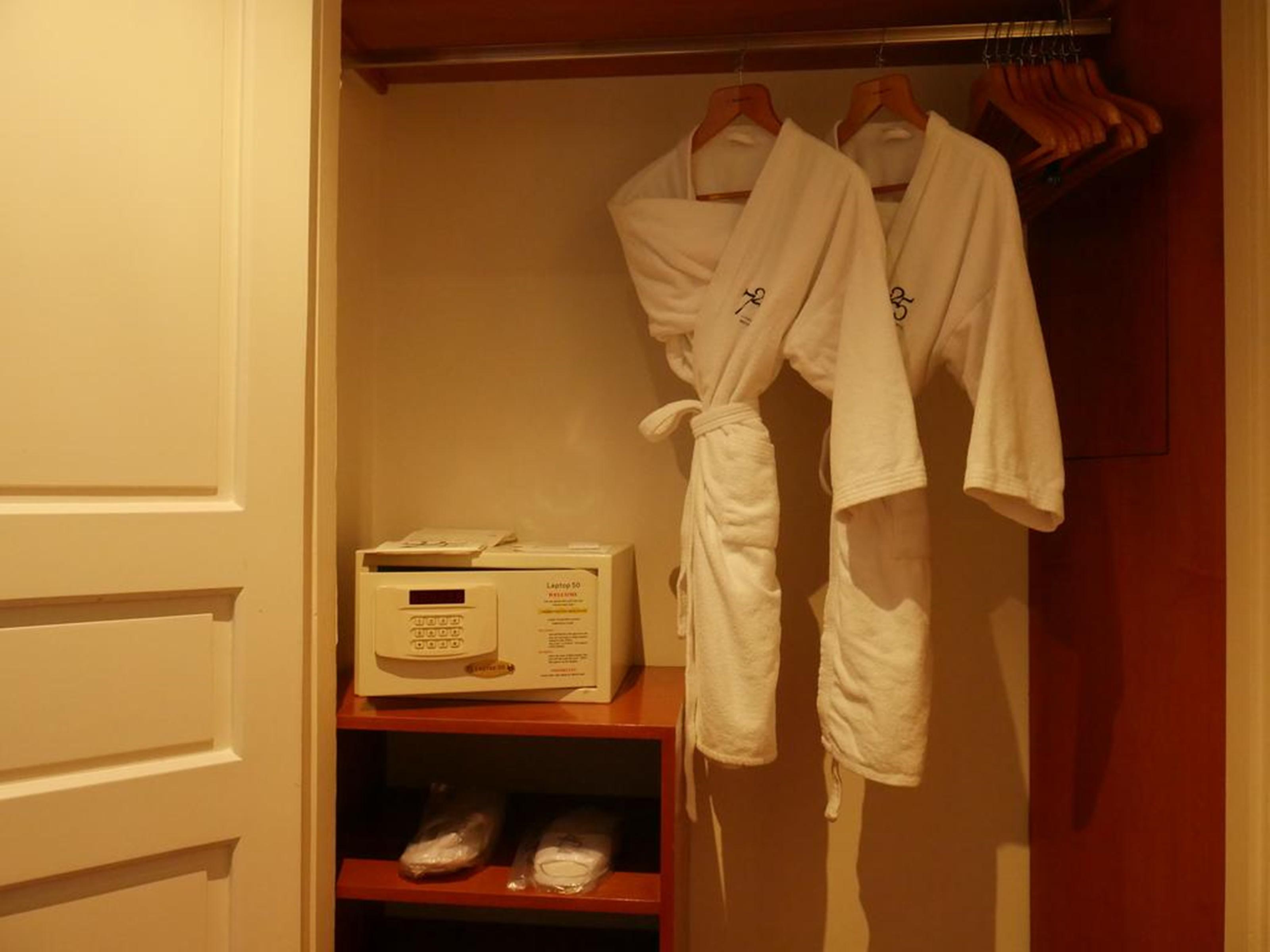 725 Continental Hotel Μπουένος Άιρες Εξωτερικό φωτογραφία A hotel room with a fax machine